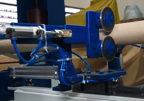 máquina cortando tubos de cartón